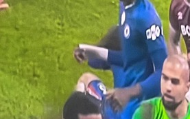 Cận cảnh cầu thủ West Ham “bóp cổ” đối thủ phía Chelsea