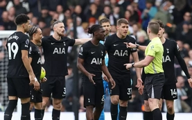 Ngoại hạng Anh chứng kiến đội đầu tiên xuống hạng, nạn nhân kế tiếp là Tottenham?