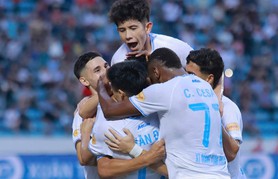 Xuân Son nhảy múa, CLB Nam Định thắng kịch tính, tiến sát đến chức vô địch V.League