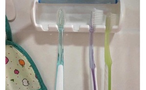 Nhìn cách sắp xếp bàn chải đánh răng, mẹ phát hiện con đang dỗi bố theo cách vô cùng đáng yêu