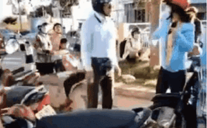 Người phụ nữ đi đòi tiền bị gã đàn ông đấm, đá thẳng mặt: "Mọi người giữ lại giùm em với"