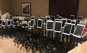 Những chiếc iPad vĩnh biệt: Tấm ảnh nói lên sự xót xa mà người Mỹ đang phải chấp nhận giữa đại dịch