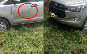 Pha đỗ xe khiến ai cũng "giận tím người", dòng chữ viết trên cửa xe thể hiện rõ bức xúc