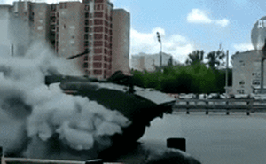 Xe bọc thép Bumerang tiên tiến nhất của Nga bốc cháy ngùn ngụt tại Quảng trường Đỏ