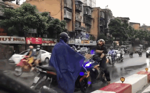 CLIP: Chạy xe ngược chiều trên cầu vượt, thanh niên gặp trai Tây "cứng" và cái kết ê chề giữa phố