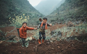 2 bé H'Mông cặm cụi cuốc đất, gieo hạt phụ bố mẹ và nụ cười khiến bao người "tan chảy"