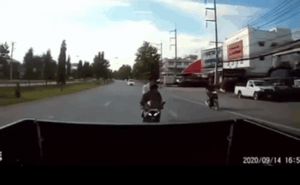 CLIP: Húc thẳng vào xe bán tải, thanh niên ngồi sau xe máy có cú lộn vòng kinh hoàng