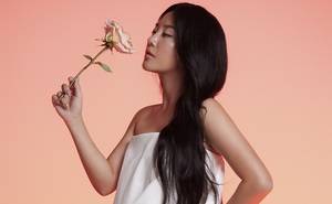 Văn Mai Hương khoe vai trần gợi cảm