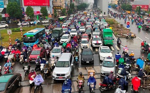 Hà Nội xén dải phân cách thêm 10 tuyến phố