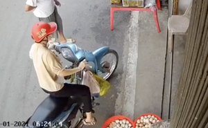 Xôn xao clip từ camera chống trộm: Cô gái dừng xe vô tình đạp nát cả thùng trứng, hành động sau đó bị lên án dữ dội
