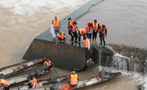 Giải cứu thành công 7 người mắc kẹt giữa sông Thạch Hãn