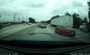 Clip: Dừng đột ngột trên đường cao tốc, ô tô con bị tông nát đuôi