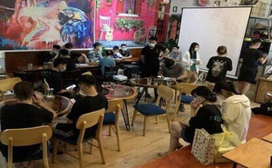 Hà Nội: 17 khách ngồi uống nước trong quán bất chấp dịch Covid-19 bị phạt 30 triệu đồng