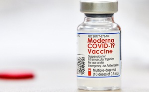 Hai quốc gia châu Âu bất ngờ dừng tiêm vaccine Moderna cho đối tượng trẻ tuổi vì cùng một lý do