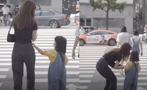 Câu chuyện bé gái 5 tuổi nhờ người lớn dẫn qua đường có gì mà viral khắp MXH Hàn, được dân tình bàn tán xôn xao?