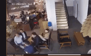 Clip khoảnh khắc đối tượng cầm súng bắn thẳng vào người đàn ông ngồi trong quán cà phê
