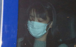 Cựu Công chúa Nhật bị bắt gặp một mình lặng lẽ về thăm bố mẹ, lộ rõ gương mặt mệt mỏi