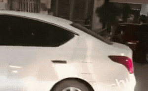 "Biến" Tây Hồ: Nhóm thanh niên đập tan cửa kính ô tô, tài xế run rẩy chắp tay van xin