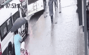 Video: Hốt hoảng chứng kiến cảnh cô gái bị cửa xe buýt kẹp chân, kéo lê trên đường