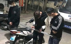 3 thiếu niên cầm phóng lợn chạy xe tốc độ cao quẹt xuống đường tóe lửa để thị uy
