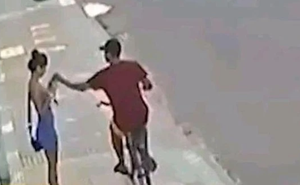 Tên cướp đi xe đạp giật điện thoại của cô gái trên đường, giây sau gặp ngay báo ứng