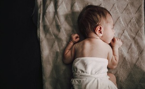 Trầm cảm sau sinh, người phụ nữ bạo hành con gái 3 tháng tuổi gãy 11 chiếc xương