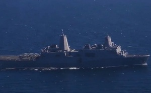 Siêu tàu đổ bộ USS Somerset của Mỹ đi qua eo biển Hormuz
