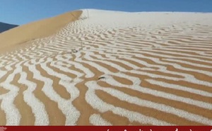 Tuyết rơi bất thường ở sa mạc Sahara, tạo nên bức tranh tuyệt đẹp trên cát