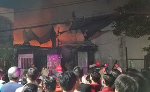 TP.HCM: Nhà thu mua phế liệu cháy dữ dội, người dân nỗ lực cứu tài sản nhưng phải tháo chạy thoát thân