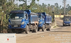 Bí ẩn đoàn xe tải chở "chất lạ", gây rối, đe dọa cán bộ ở bãi rác Khánh Sơn