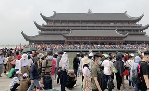 'Biển người' chen chân đi lễ chùa Tam Chúc ngày cuối tuần
