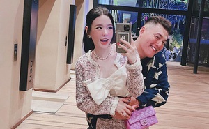Đứng cạnh vợ “nấm lùn”, con trai ông trùm điện tử Sài Gòn sở hữu chiều cao 1m91 đã có hành động cực kỳ tâm lý
