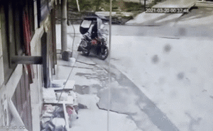 Video: Người đàn ông nhanh trí thoát chết trong gang tấc khi xe bồn lao vào nhà dân