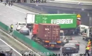 Chiếc xe container gặp nạn chắn ngang đường cao tốc ở Thâm Quyến gây 'sốt' mạng xã hội