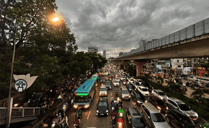 Hà Nội trời tối đen ngày đầu tuần, giao thông tắc nghẽn, xe leo lên vỉa hè