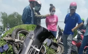 Kinh hãi xe máy tông cột điện, người chạy xe tử vong