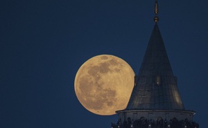 Chiêm ngưỡng chùm ảnh "siêu trăng hồng" tuyệt đẹp ở khắp nơi trên thế giới