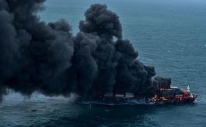 24h qua ảnh:  Tàu chở hàng bốc cháy dữ dội trên biển