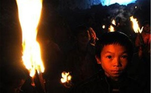 3 học sinh tiểu học đi lạc vào hang động, phát hiện ra thứ gây chấn động Trung Quốc ở đáy hang: Trị giá 5 tỷ NDT