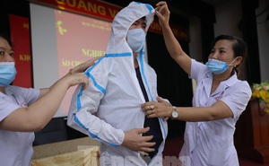 Cận cảnh bộ quần áo chống sốc nhiệt cho nhân viên y tế chống dịch