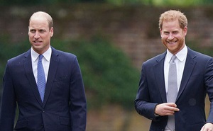 Sau tất cả, anh em Hoàng tử Anh đã tươi cười sánh bước bên nhau nhưng Harry lại lộ tâm trạng thật qua một hành động nhỏ