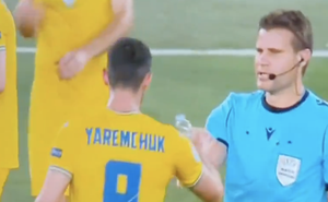 Fan chỉ trích trọng tài vì uống chung chai nước với cầu thủ Ukraine