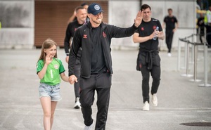 Fan "nhuộm đỏ" 2 bên đường, đón những người hùng Euro của tuyển Đan Mạch về nước