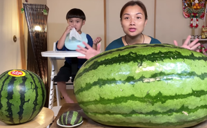Quỳnh Trần JP trở thành YouTuber Việt Nam đầu tiên ăn quả dưa hấu khổng lồ: Giá "rẻ như cho" nhưng nhìn cực choáng ngợp