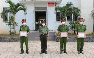 3 cán bộ công an khống chế kẻ ngáo đá mắc Covid-19 dùng dao đe doạ người phụ nữ ở Sài Gòn