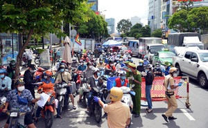 TP.HCM: Hàng trăm xe máy bị ùn ứ vì khai báo "di biến động dân cư"