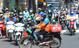 TP.HCM: Đường phố đông đúc, người dân xếp hàng từ 6h sáng để chờ mua thực phẩm