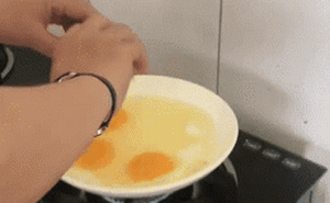 Mẹ để đĩa lên bếp ga chiên trứng theo công thức trên mạng, hậu quả gây ra vô cùng nguy hiểm