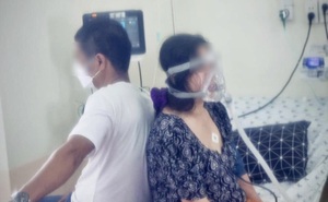 Xúc động cảnh 2 vợ chồng mắc Covid-19 ngồi trên giường bệnh, dựa lưng vào nhau để cùng tập từng nhịp thở