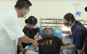 Nghệ sĩ Trần Mạnh Tuấn cai máy thở, giành lại sự sống sau hơn 1 tháng cấp cứu
